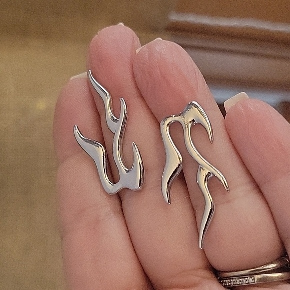 Flame Statement Stud Earrings, unisex - Picture 6 of 7